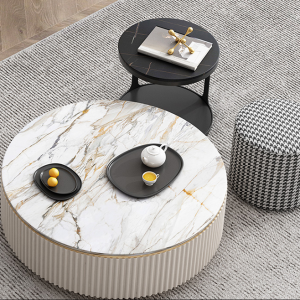 Mesa con taburete de tejido escocés.